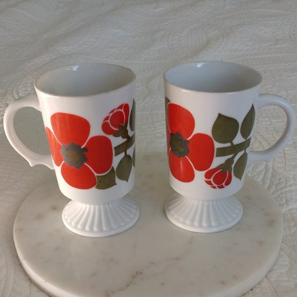 RETRO 1960-1970 PEDESTAL PORCELEIN COFFEE MUGS (2)  WHITE WITH ORANGE FLOWER - Picture 3 of 14